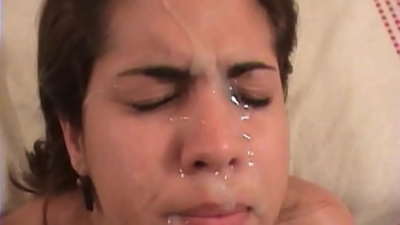 Ny brunette latina tsara tarehy dia manao firaisana ara-nofo